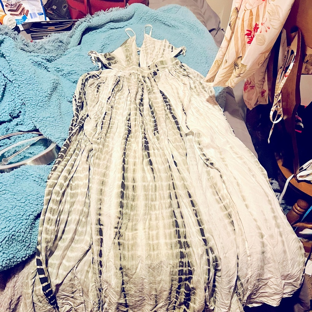 I’m selling a maxi dress it’s laced all the way up in the back it’s so beautiful